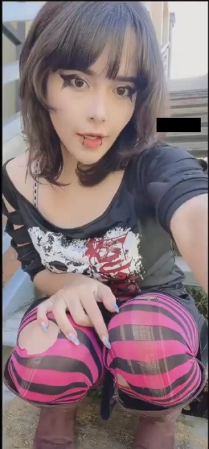 Jovencita emo muestra su conchita rosadita 1