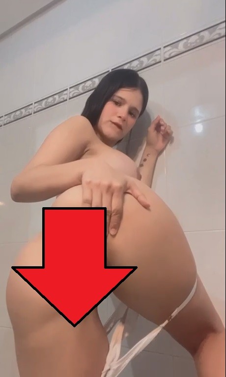 Jovencita despues de pikarse el culito se lo rompe con su dildo 1