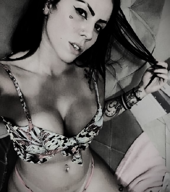 Tetona tatuada es cogida bien duro en cuatro 1