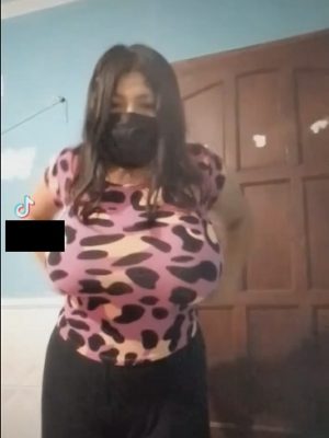 Mexicana de tiktok jugando con sus tetasas 9