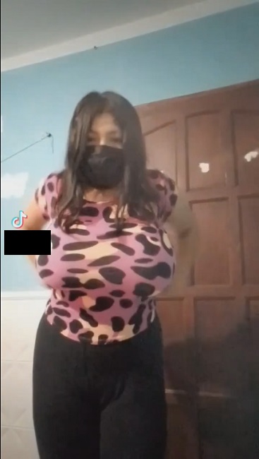 Mexicana de tiktok jugando con sus tetasas 1