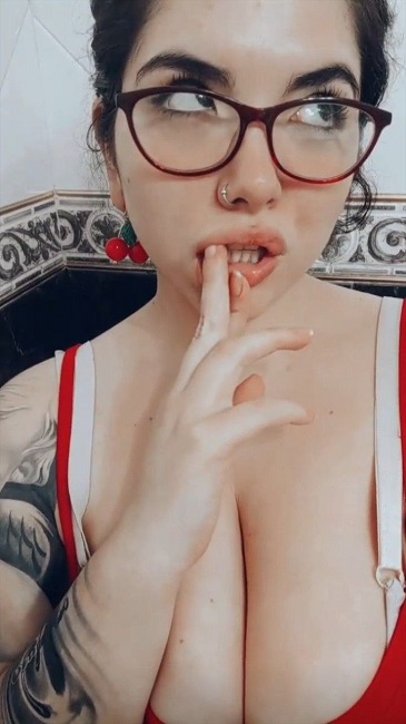 Tetona tatuada mostrando las chichotas 1