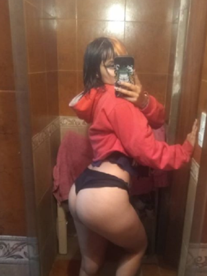 Jovencita es cogida en el baño bien duro 8