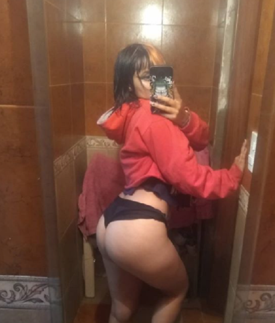 Jovencita es cogida en el baño bien duro 1