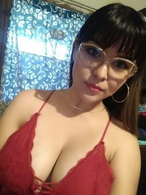 Tetona de lentes cabalgando bien sabroso 1