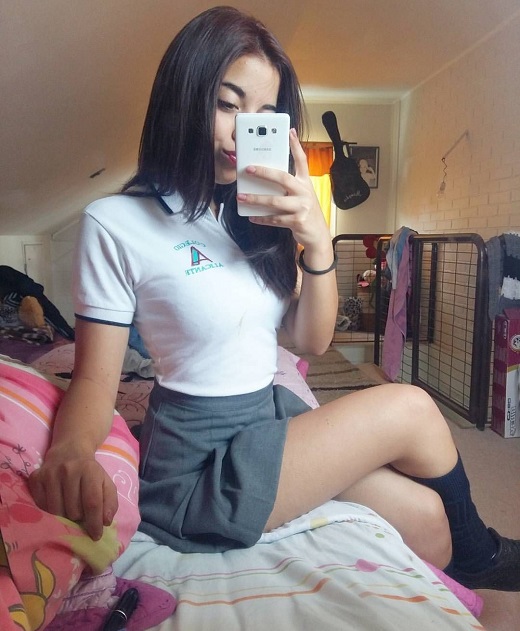 Colegiala XXX manda sus nudes al grupo 1