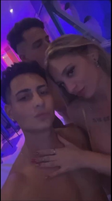 Copilado de trios y morritas siendo cojidas bien rico 1