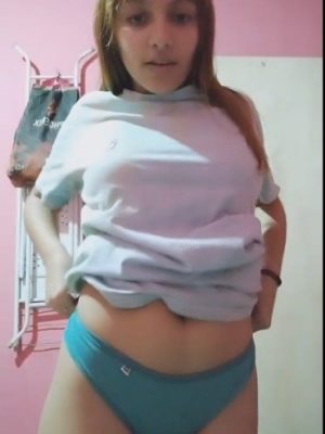 Jovencita tetona se graba desnudandose (termina turbada) 3