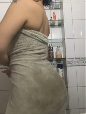 Siempre que sale de bañarse quiere chupar pinga 4