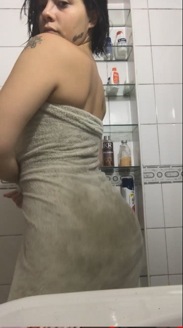 Siempre que sale de bañarse quiere chupar pinga 1