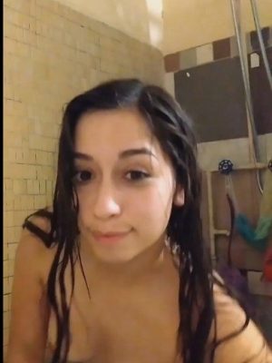 Jovencita caliente hace travesuras mientras se baña 10