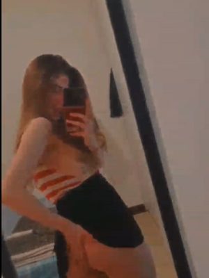 Rubia adolescente se abre de nalgas + videos 10