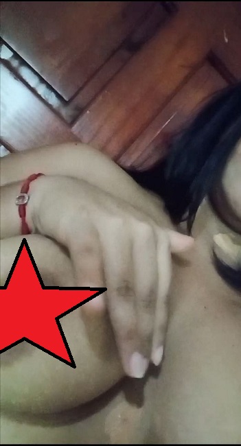 Rica morochita enseñando las tetas 1