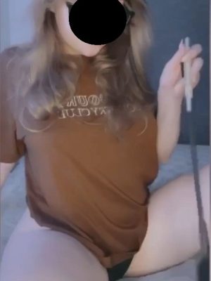 Rubia tetona de lentes se mete dildo mientras se ducha 5