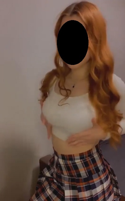 Peliroja de ricas tetas se turba con su dildo hasta mojarse toda 1