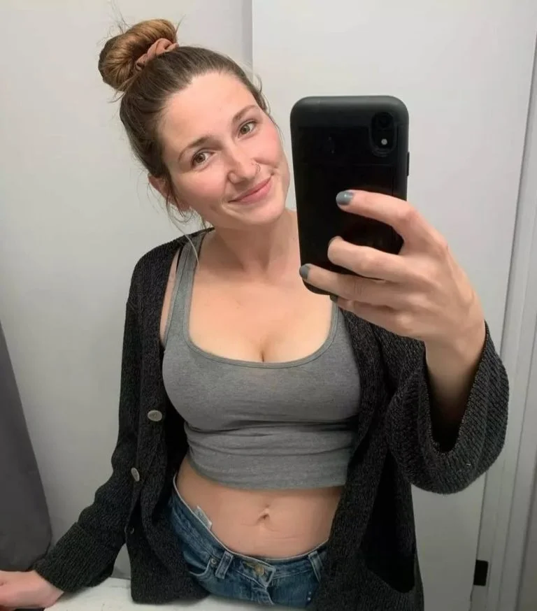 Encuentro los nudes de mi hermana trolita 1