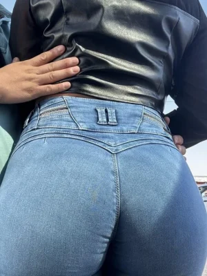 Zorra con tremendo culo 15