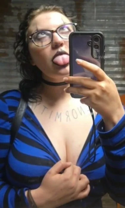 Gordibuena Miranda enseñando las tetas 1
