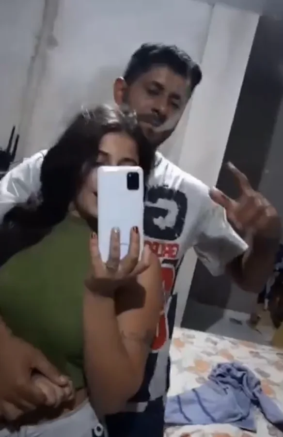 Putita tímida comiéndose un vergon 1