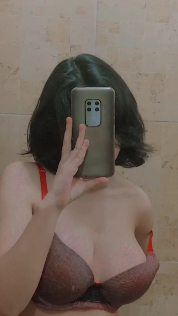 Compañerita tetona manda videos tocándose 1