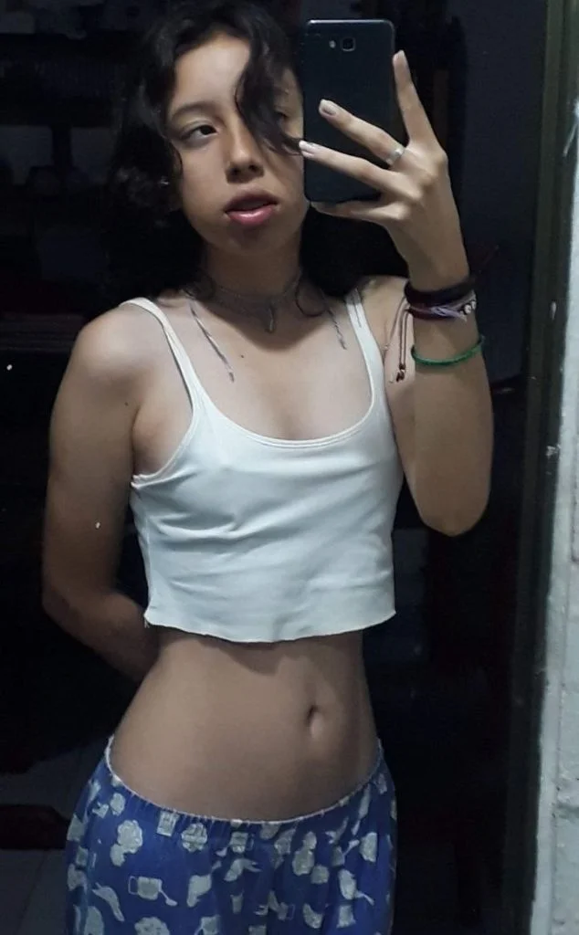 Pendejita adolescente tocando su conchita 1