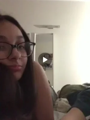 Amigas adolescentes tocándose en directo 1