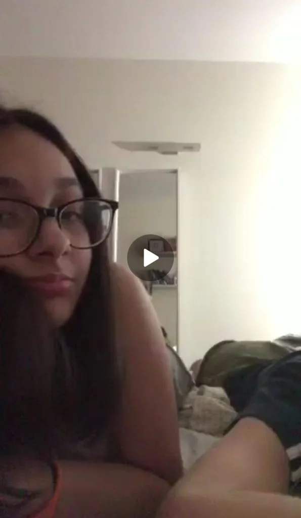 Amigas adolescentes tocándose en directo 1