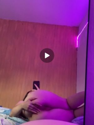 Pendeja culona masturbándose en motel 6