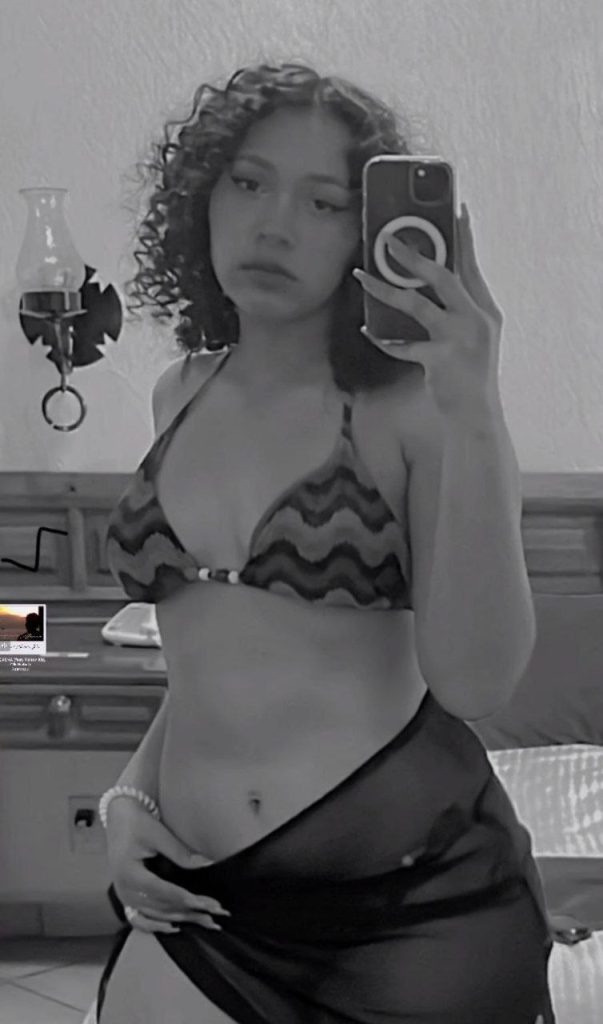 Morrita adolescente mexicana cogiendo 1