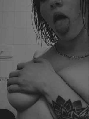 Pendeja putita tetona masturbándose 2