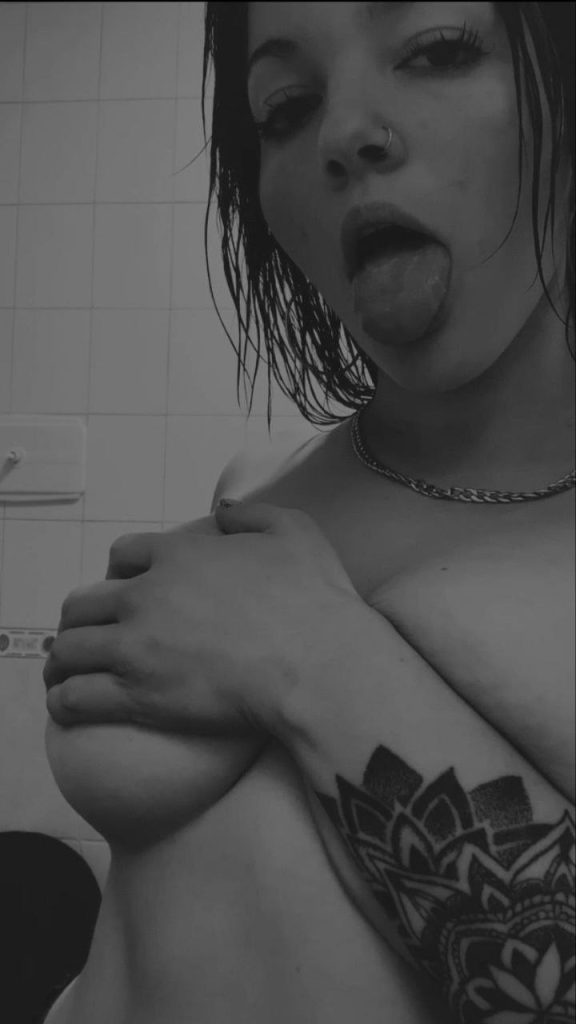 Pendeja putita tetona masturbándose 1
