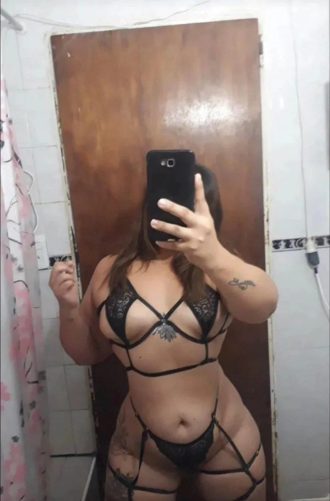Julieta puta culona mamando verga 1